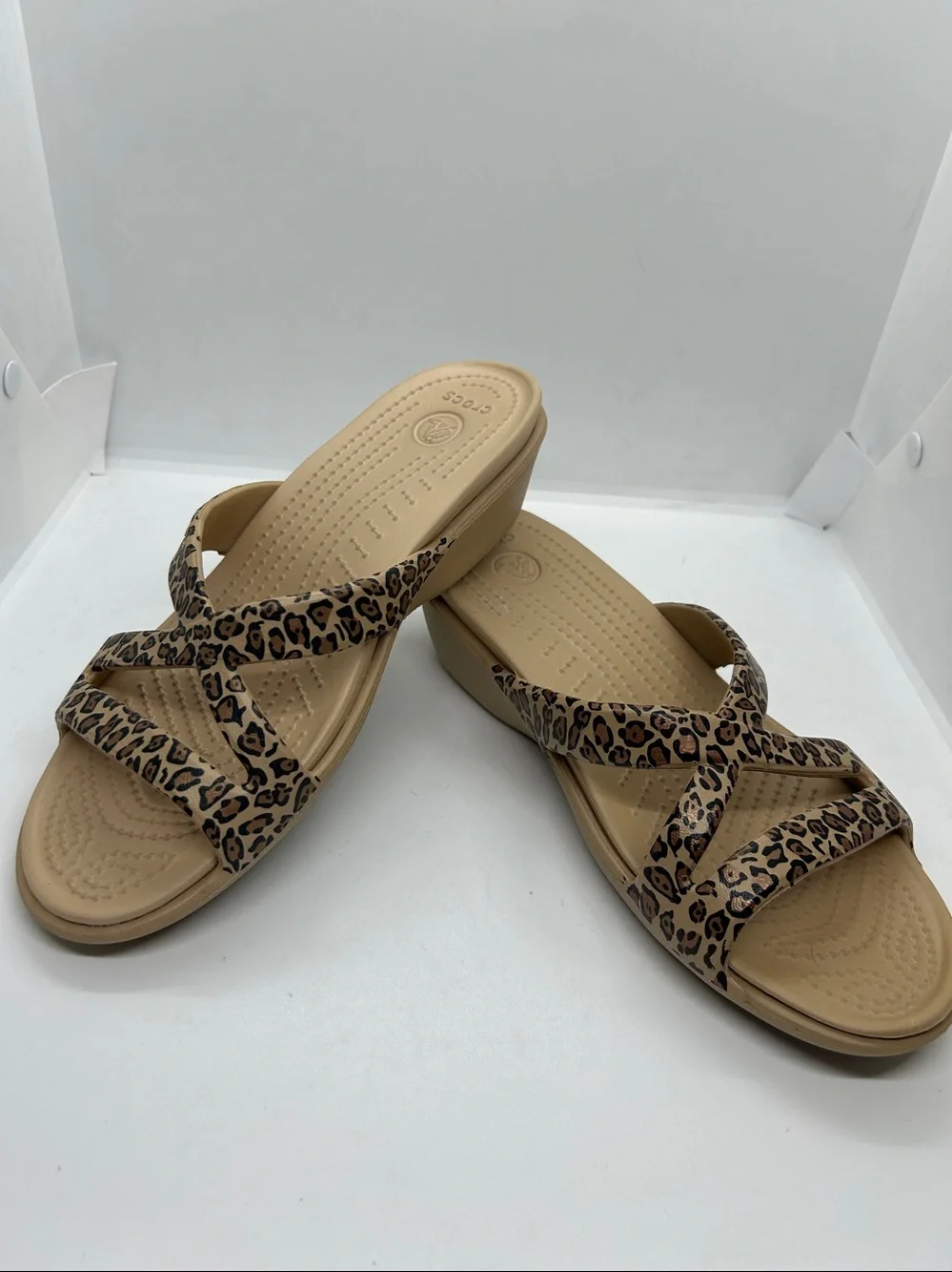 Crocs Sandals Women Sz 8 Leopard Cheetah Print Wedge Strappy Slides Animal Print - Picture 5 of 15